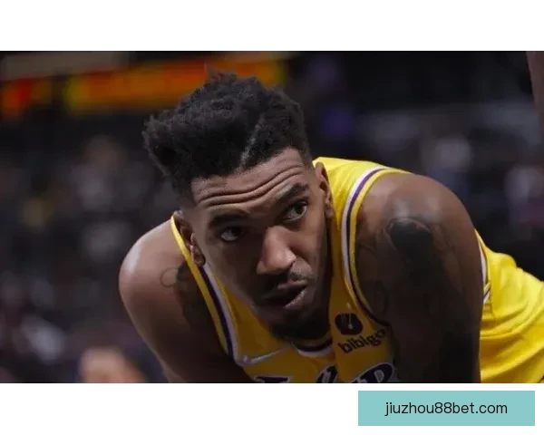 湖人首节崩盘大比分落后雷霆 东契奇状态低迷里夫斯伤情成疑